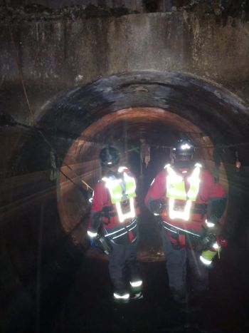 THAMES_WATER_WORKERS_ENTER_LARGE_SEWER_IN_OXFORD.jpg