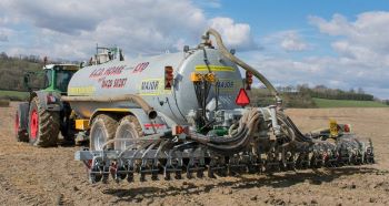 AGRICULTURE FIELD TRACTOR SPREADING 1