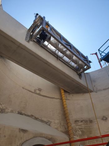 HUBER - LIFTING FRAME TO REMOVE SCREEN LOCATED IN DEEP CHAMBER 4