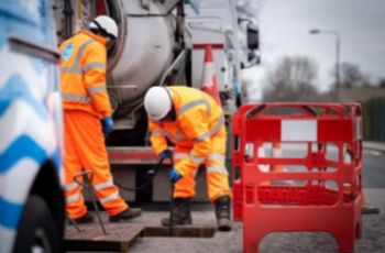 THAMES WATER - WORKERS CLEARING BLOCKAGE IN ROAD