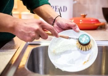 WASHING UP WITH TAP TURNED OFF