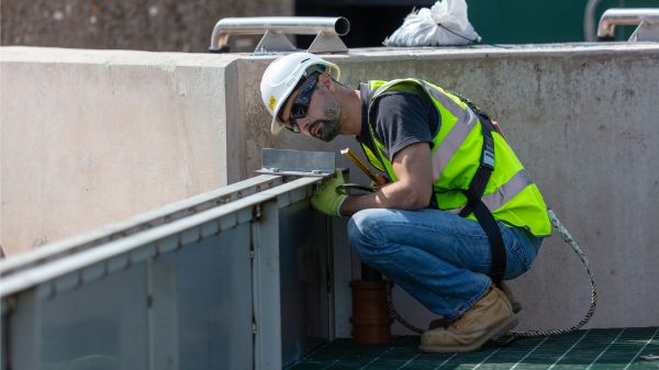 WPL Hybrid-SAF installation sherborne worker close up 144 hi res 600