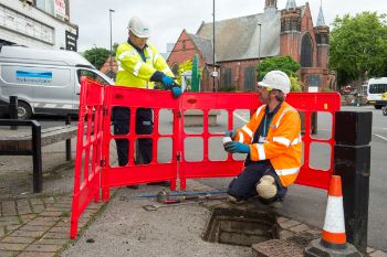 Yorkshire Waters Wayne Finister and John Willoughby installing a smart meter 1